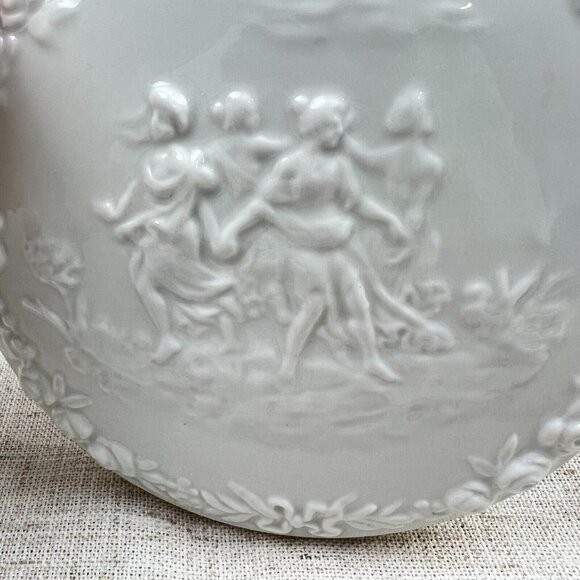 Vintage Capodimonte Jewelry Powder Box White Porcelain Embossed Gilded Dresser - Picture 8 of 11